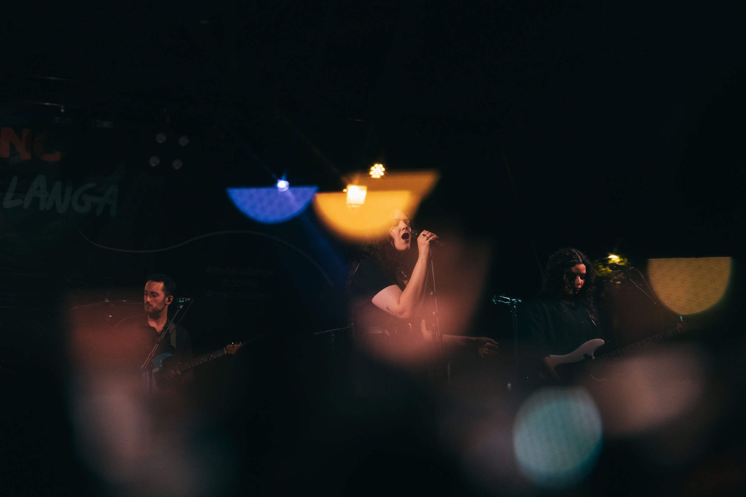 Banda in scena — bokeh della folla in primo piano